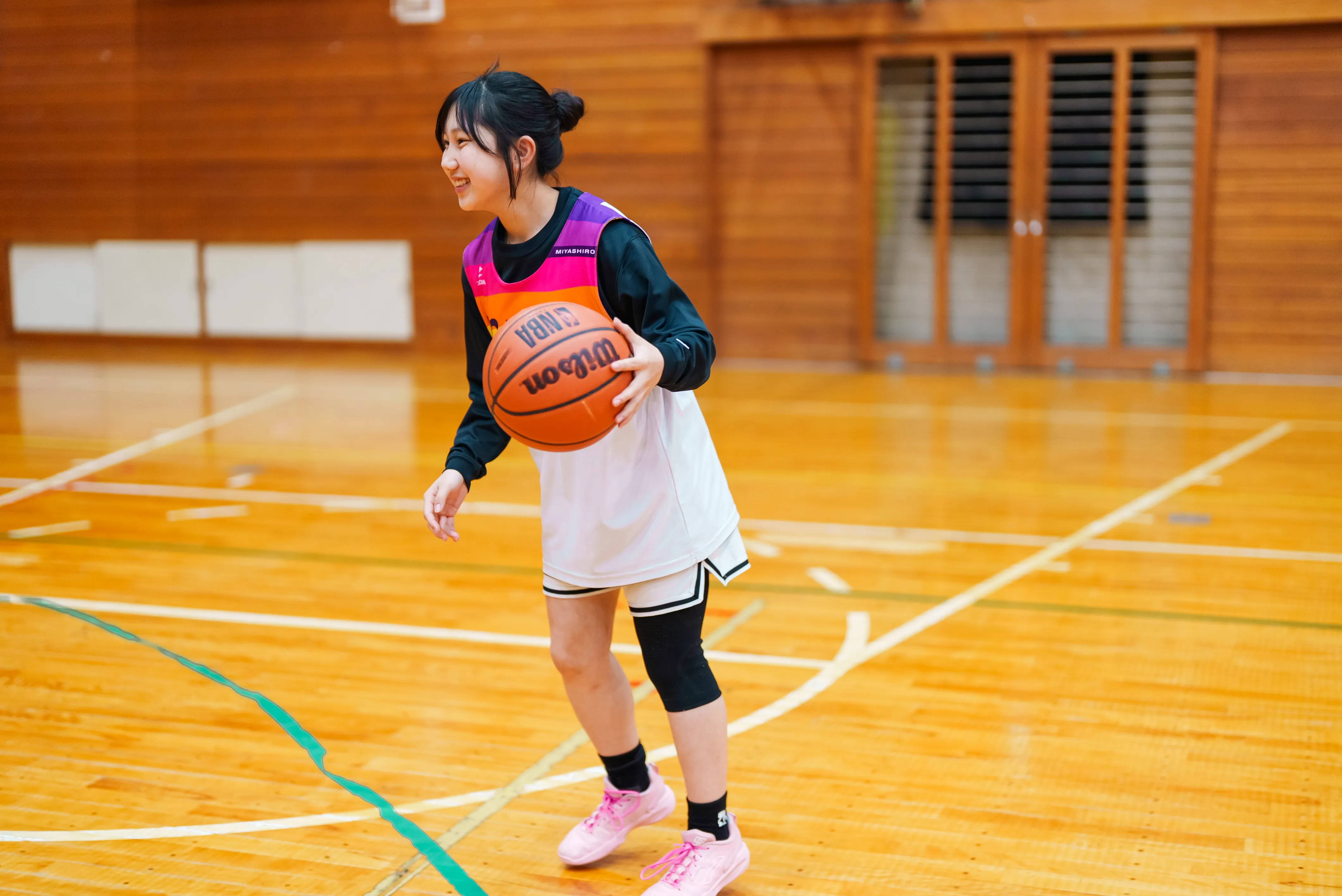 ドリブルで前に進む選手
